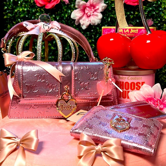 Juicy Couture Handbags - 🩷🎀Juicy couture pink metallic shoulder bag